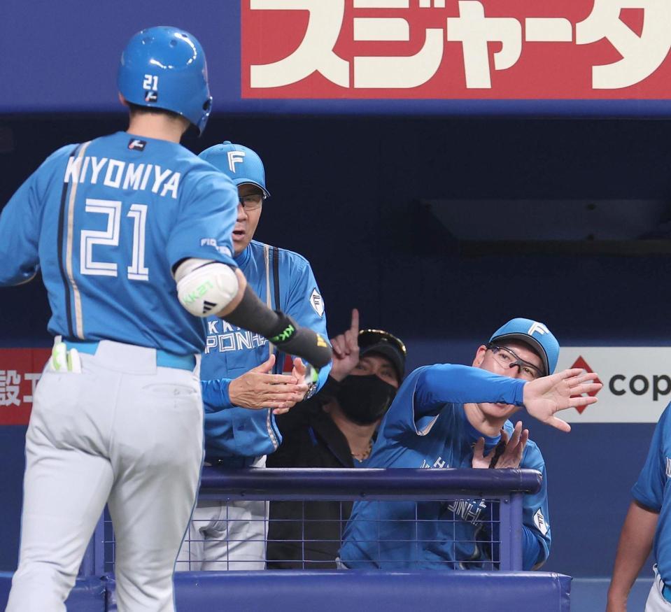 　７回、ソロを放った清宮幸を出迎える新庄監督（撮影・佐々木彰尚）