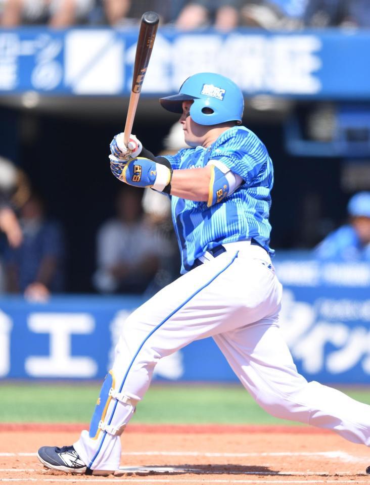 　２回、先制の左越えソロを放つ牧（撮影・開出牧）