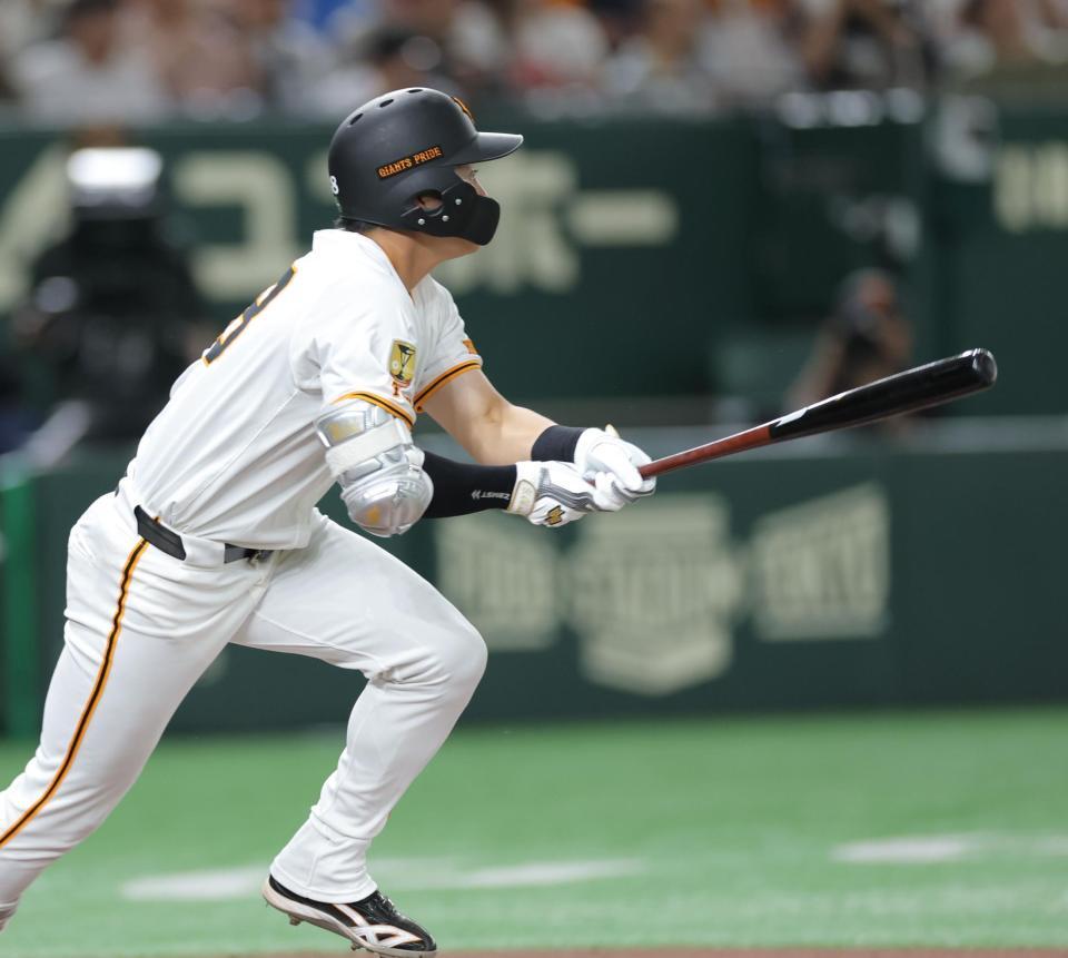 　７回、中越えに同点となる２点二塁打を放つ岡田（撮影・西岡正）