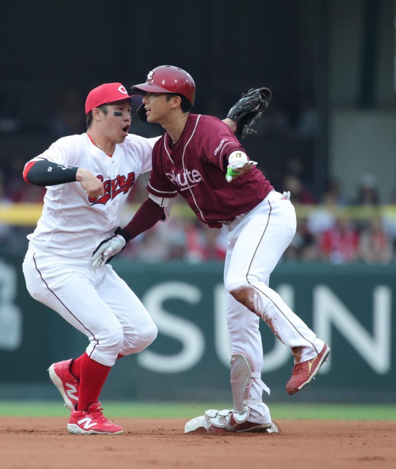 　８回、宗山は左翼線への打球で一気に二塁へ（撮影・坂部計介）