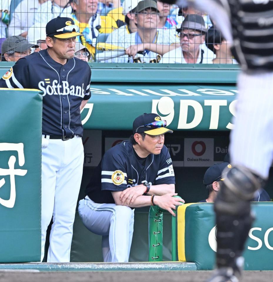 　９回、劣勢に厳しい表情の小久保監督（右）＝撮影・西田忠信
