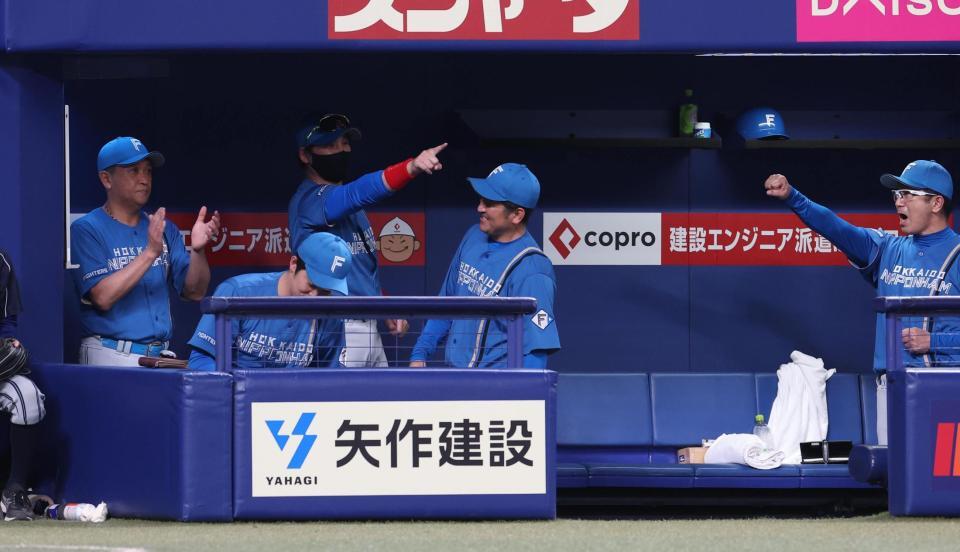 　８回、カリステを遊ゴロにしとめ、喜ぶ新庄監督（撮影・佐々木彰尚）