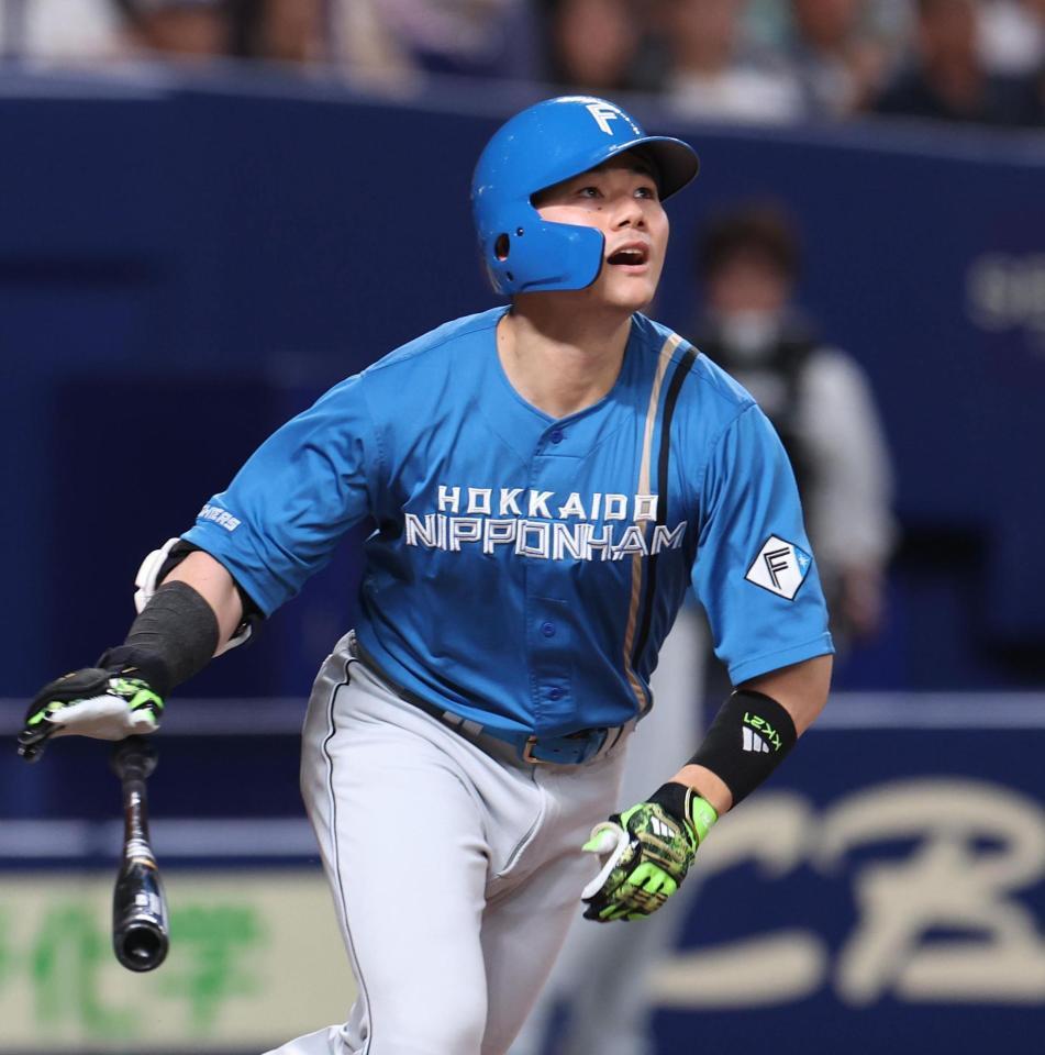 　７回、清宮幸は右越えにソロを放つ（撮影・佐々木彰尚）