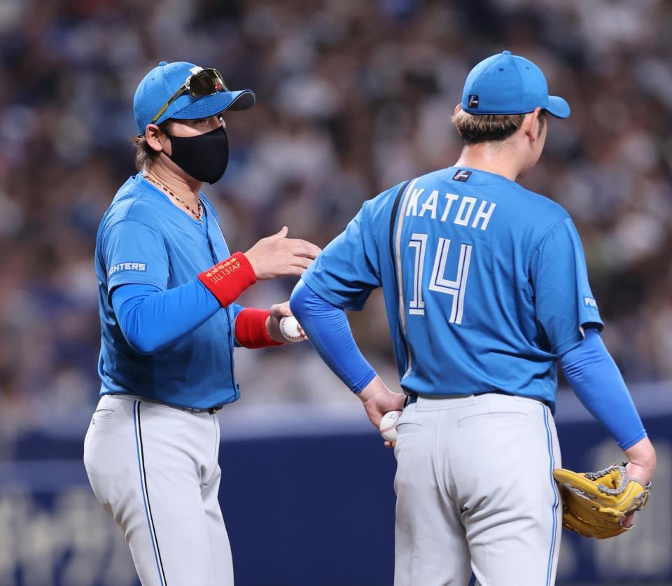 　７回裏、加藤貴に交代を告げる新庄監督