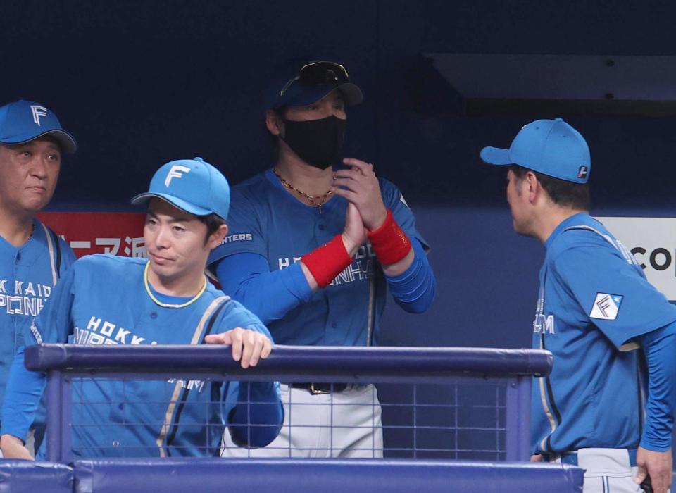 　７回、岡林を空振り三振にしとめた河野に拍手をする新庄監督（撮影・佐々木彰尚）