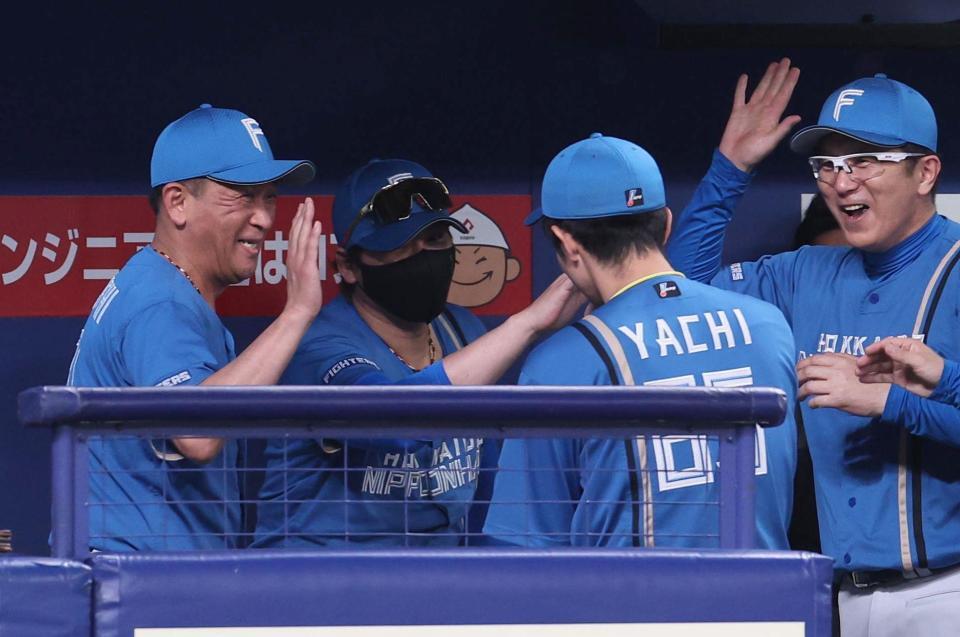 　勝利に喜ぶ新庄監督（左から２人目）＝撮影・佐々木彰尚