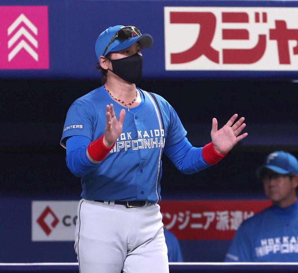 　８回、投手交代でマウンドに向かう新庄監督（撮影・佐々木彰尚）