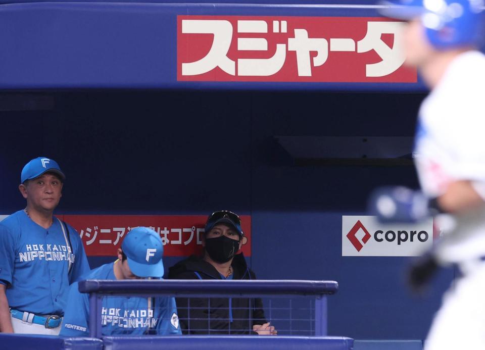 　６回、ソロを放った細川を見つめる新庄監督（撮影・佐々木彰尚）