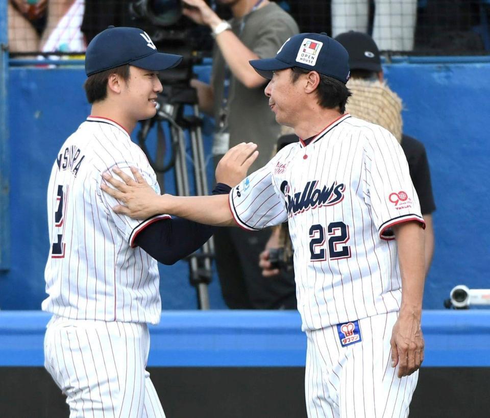 　吉村（左）を祝福する高津監督（撮影・佐藤厚）