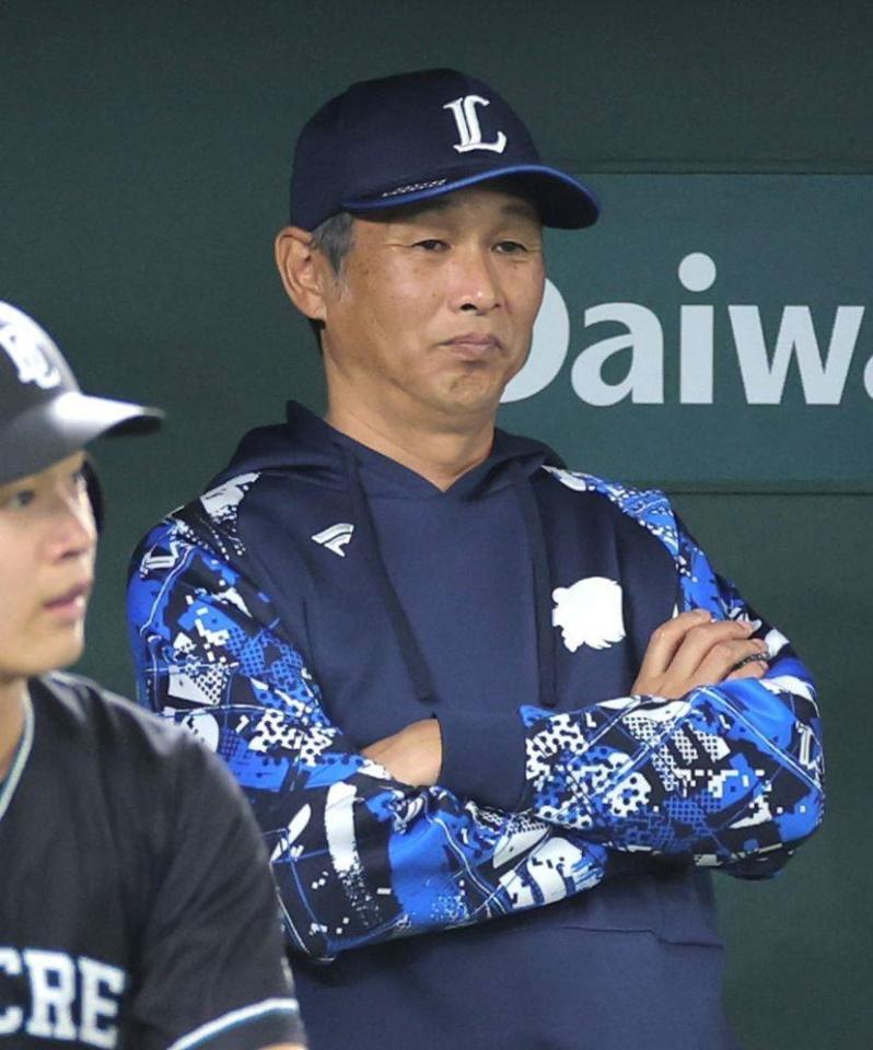 　巨人に逆転負けし、厳しい表情を浮かべる西口監督（撮影・西岡正）
