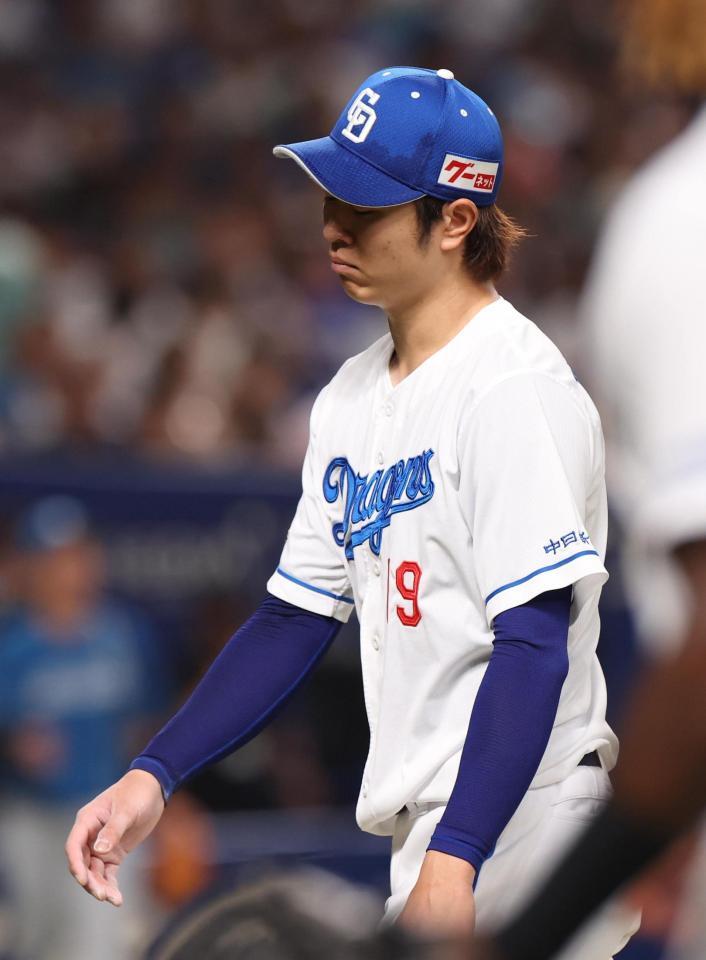 　６回表終了時、ベンチに引き揚げる高橋宏（撮影・佐々木彰尚）