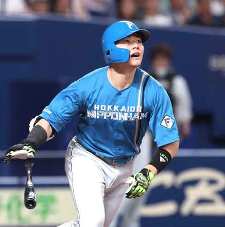 　７回、右越えに５号ソロを放つ清宮幸（撮影・佐々木彰尚）