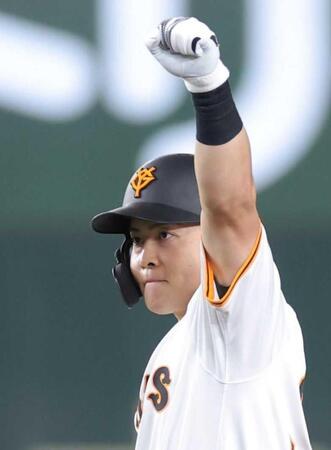 　７回、同点二塁打を放ち、ガッツポーズする岡田（撮影・西岡正）