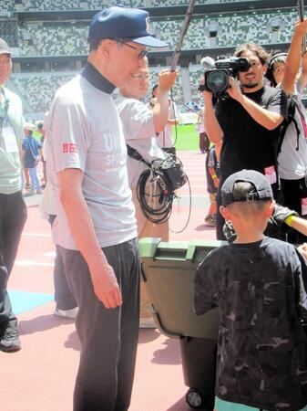 　「ＪＦＡユニクロマルチスポーツキッズ」に参加したソフトバンクの王球団会長 
