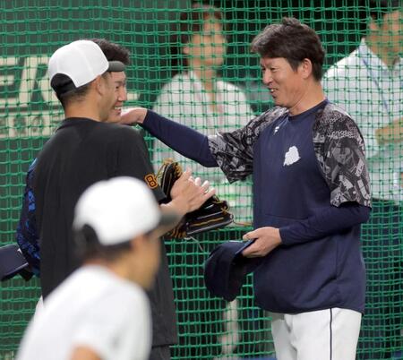 　阿部監督（左）と話す豊田コーチ＝２０日