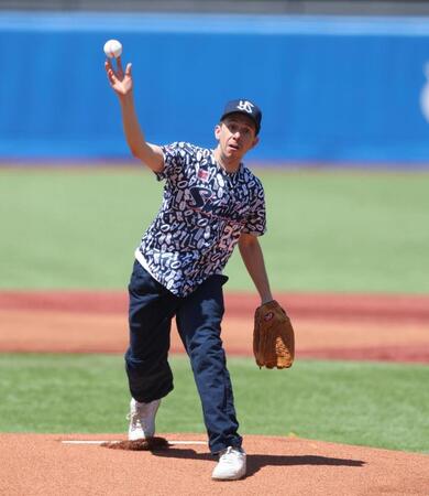 始　球式を務めるコリー・ウォン（撮影・金田祐二）