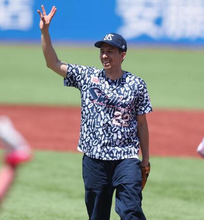 　始球式を務めたコリー・ウォン（撮影・金田祐二）