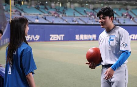 　牧野真莉愛と話す清宮幸（撮影・佐々木彰尚）