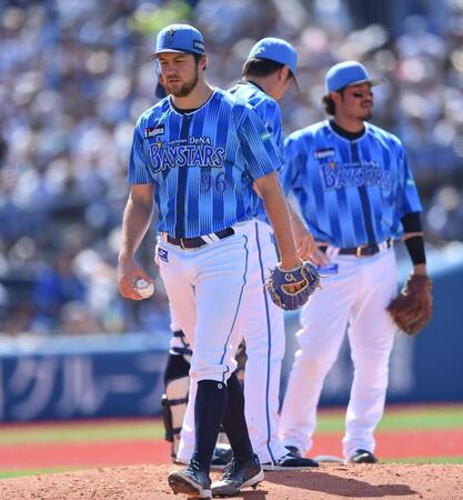 　ロッテ打線に捕まり２回途中で降板したバウアー（手前）＝撮影・開出牧