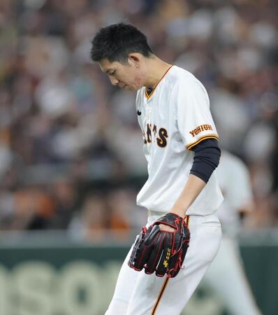 　１回、初球が死球となり、帽子を取る戸郷（撮影・西岡正）