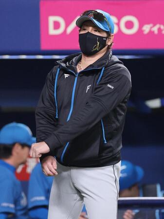 　５回表を終え、選手交代を告げる新庄監督