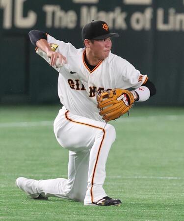 　８回、長谷川の三ゴロを好捕した坂本