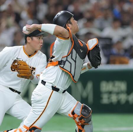 　１回、滝沢のバントで二塁へ悪送球する大城卓（撮影・西岡正）