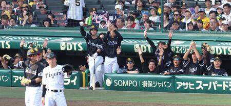 　８回、中村（手前左）が適時三塁打を放ち、喜ぶソフトバンクナイン（撮影・北村雅宏）