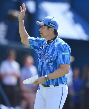 　メンバー表交換を終えスタンドのファンに手を振る三浦監督（撮影・開出牧）