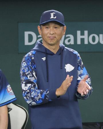 　２回、武内の先制犠飛に拍手する西口監督（撮影・西岡正）
