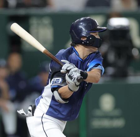 ３回西武１死二、三塁、適時内野安打を放つ西武・源田壮亮＝東京ドーム（撮影・西岡正）