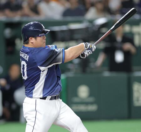 　９回、中前適時打を放つ中村剛（撮影・西岡正）