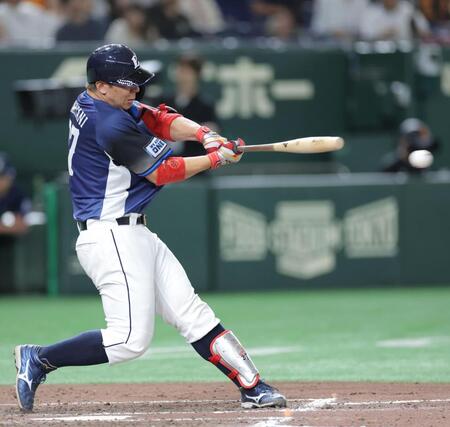 　９回、左翼線に二塁打を放つ炭谷（撮影・西岡正）