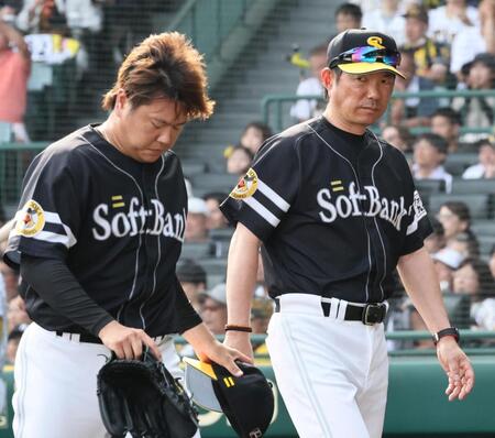 　６回、危険球退場する津森。右は小久保監督（撮影・田中太一）
