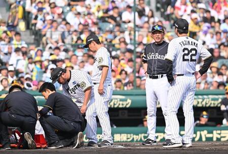 　６回、中野が頭部死球を受け、藤川監督（２２）に声をかける小久保監督（撮影・西田忠信）