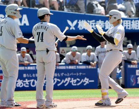 　１回、先制３ランを放ち迎えられるロッテ・山本（右）＝横浜
