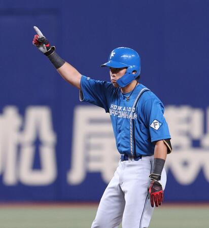 　６回、適時二塁打を放ち喜ぶ野村（撮影・佐々木彰尚）