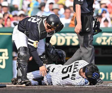 　６回、頭部死球を受け倒れ込む中野（撮影・西田忠信）