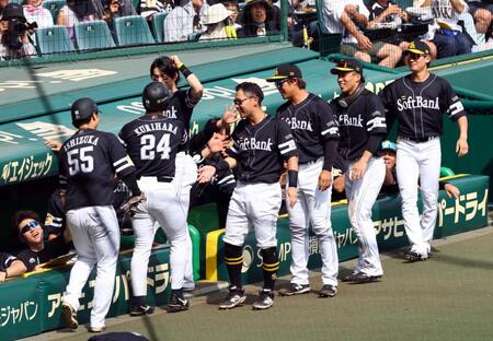 　４回、先制点に盛り上がるソフトバンクナイン（撮影・山口登）