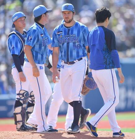 　ロッテ打線に捕まり２回途中で降板したバウアー（右から２人目）。左は三浦監督（撮影・開出牧）