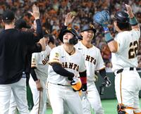 　７回、勝ち越し３ランを放ち、ナインに祝福される増田陸（中央）