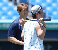 　談笑する九里と高津監督（撮影・金田祐二）