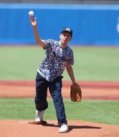 始　球式を務めるコリー・ウォン（撮影・金田祐二）