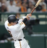 　１回、左前打を放つ坂本（撮影・西岡正）