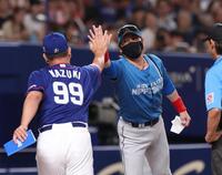 　井上監督（左）とタッチをする新庄監督（撮影・佐々木彰尚）