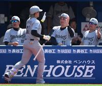 　１回、先制の左越え３ランを放った山本（左手前）とタッチを交わす吉井監督（右から２人目）＝撮影・開出牧