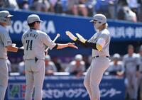 　１回、先制の左越え３ランを放ち伊志嶺コーチ（７４）とタッチを交わす山本。左端は安田（撮影・開出牧）