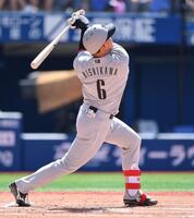 １回ロッテ１死、左越え三塁打を放つ西川史礁＝横浜スタジアム（撮影・開出牧）