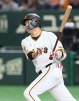 　１回、安打を放つ坂本（撮影・石井剣太郎）