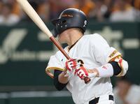 　３回、安打を放つ坂本（撮影・石井剣太郎）